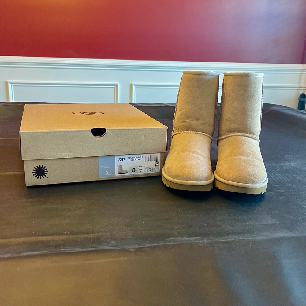 New UGG Classic Short II SAND size 8